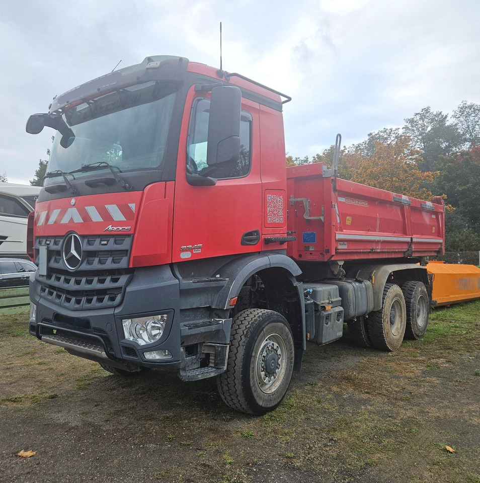Mercedes-Benz Arocs 3346 6x6 Dreiseitenkipper mit Bordmatik - Camião basculante: foto 1 Mercedes-Benz Arocs 3346 6x6 Dreiseitenkipper mit Bordmatik - Camião basculante: foto 1