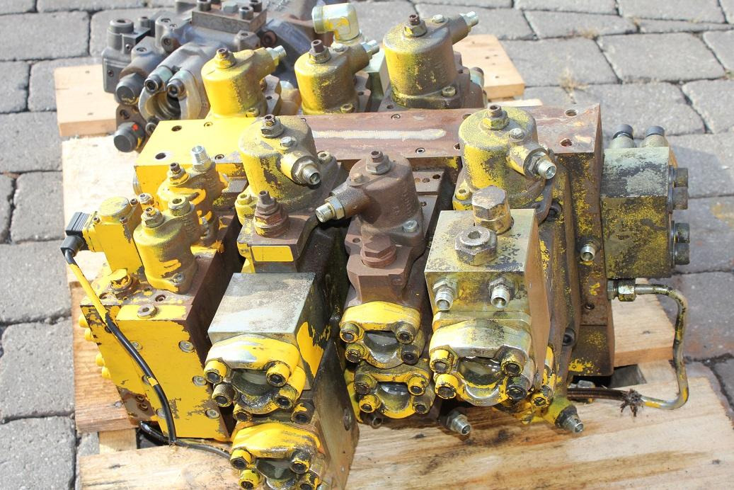 Furukawa W 735 - Válvula hidráulica por Máquina de construção: foto 1 Furukawa W 735 - Válvula hidráulica por Máquina de construção: foto 1