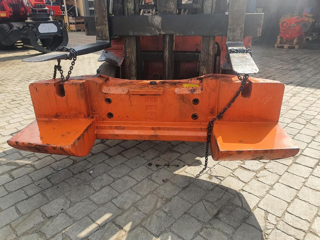 Hitachi ZW 220 - Contrapeso por Pá carregadora de rodas: foto 1 Hitachi ZW 220 - Contrapeso por Pá carregadora de rodas: foto 1