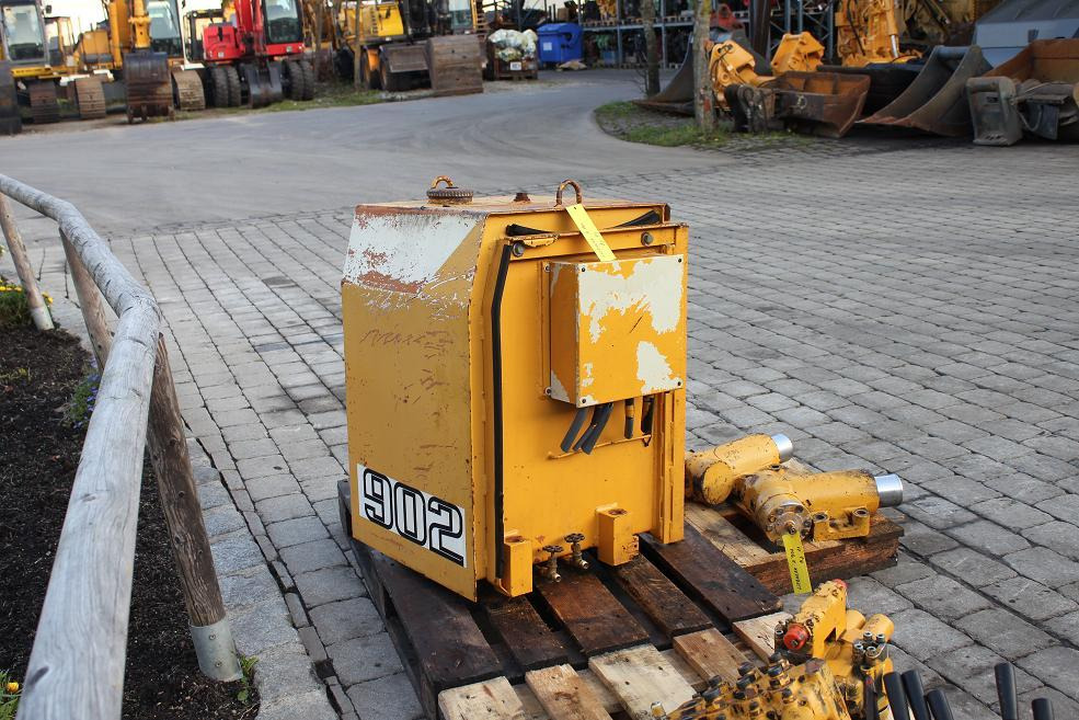Liebherr A902 - Tanque de combustível por Máquina de construção: foto 1 Liebherr A902 - Tanque de combustível por Máquina de construção: foto 1