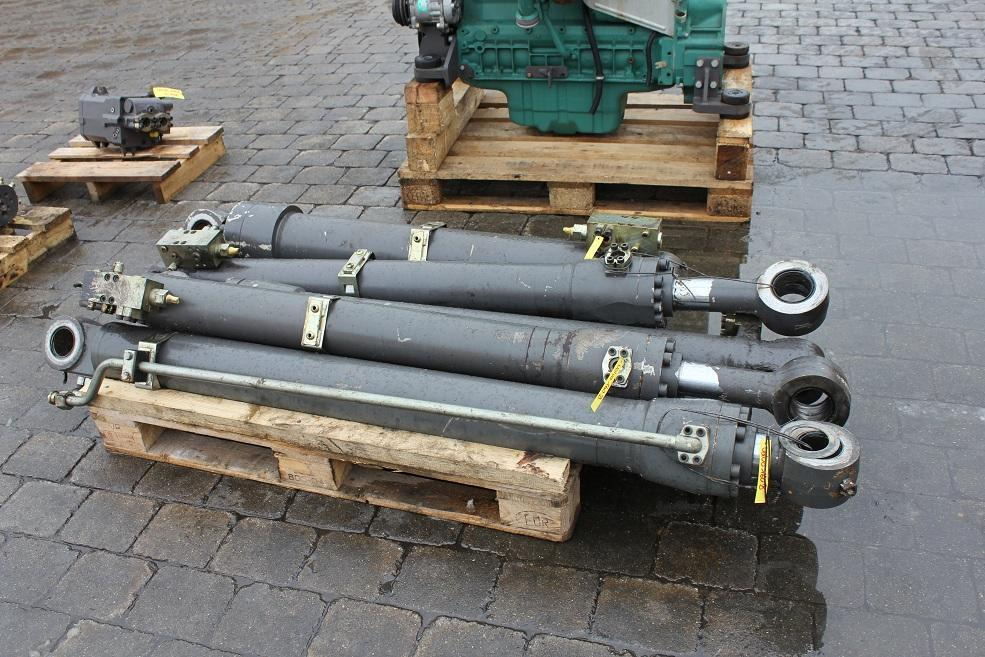 Volvo W 160 B - Cilindro hidráulico por Máquina de construção: foto 1 Volvo W 160 B - Cilindro hidráulico por Máquina de construção: foto 1