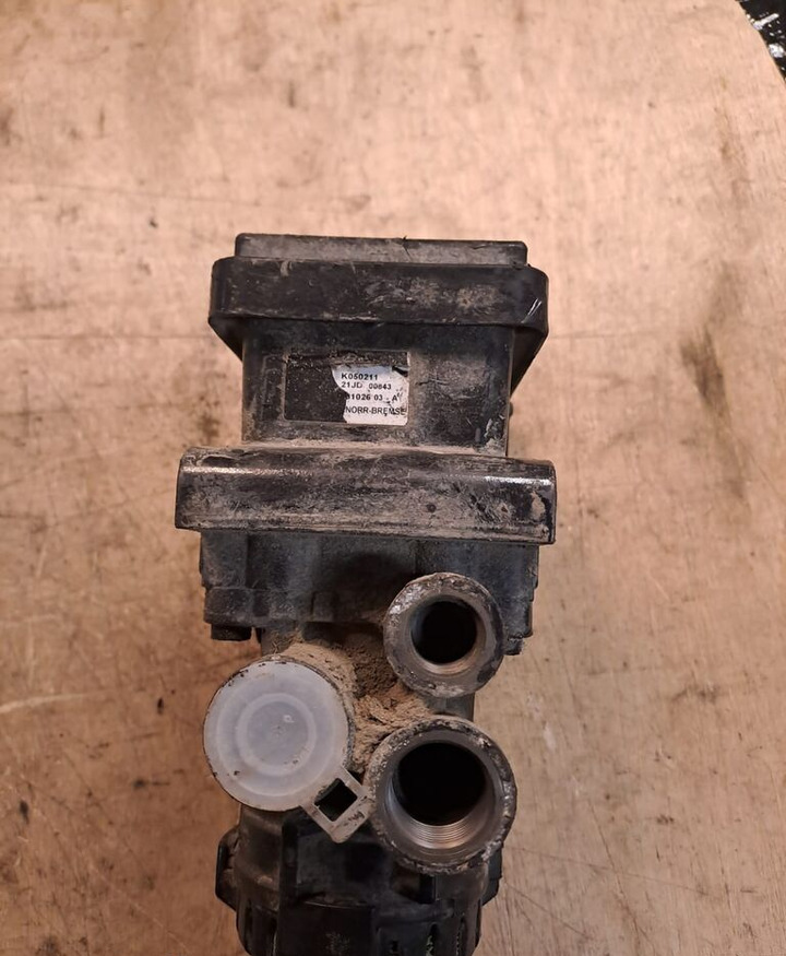 Knorr-Bremse K050211 MAN - Válvula de freio por Camião: foto 2 Knorr-Bremse K050211 MAN - Válvula de freio por Camião: foto 2