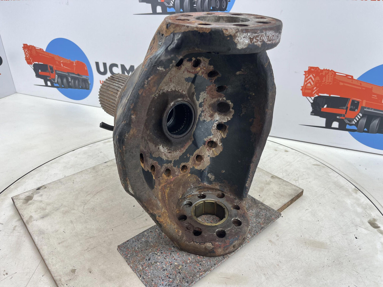 FAUN RTF 40 Steering knuckle 16 holes axle 3 - Manga de eixo por Guindaste: foto 4 FAUN RTF 40 Steering knuckle 16 holes axle 3 - Manga de eixo por Guindaste: foto 4