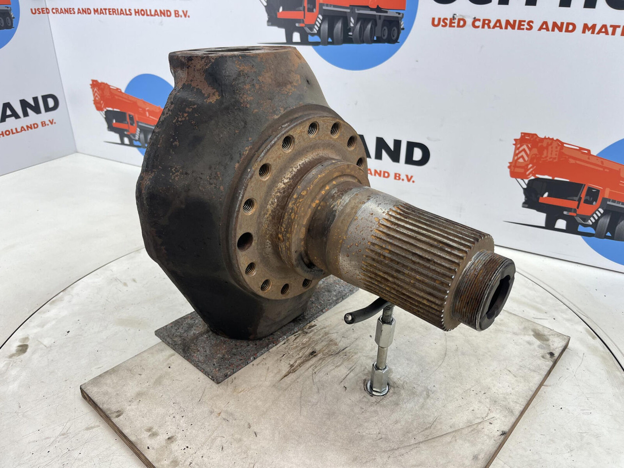 FAUN RTF 40 Steering knuckle 16 holes axle 3 - Manga de eixo por Guindaste: foto 3 FAUN RTF 40 Steering knuckle 16 holes axle 3 - Manga de eixo por Guindaste: foto 3