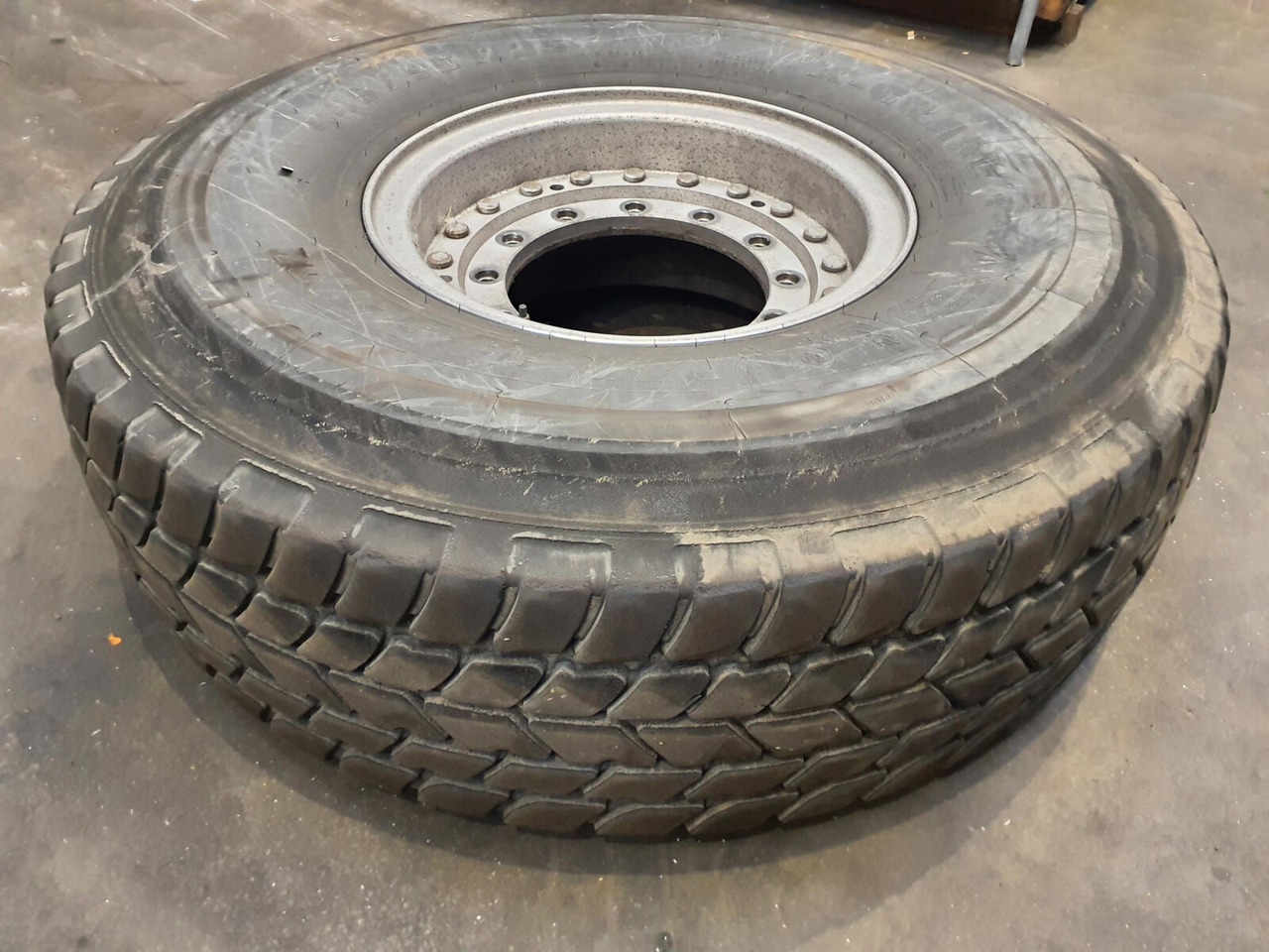 Grove Wheel 445/95R25 12 13.4 2p alu - Roda completa: foto 2 Grove Wheel 445/95R25 12 13.4 2p alu - Roda completa: foto 2