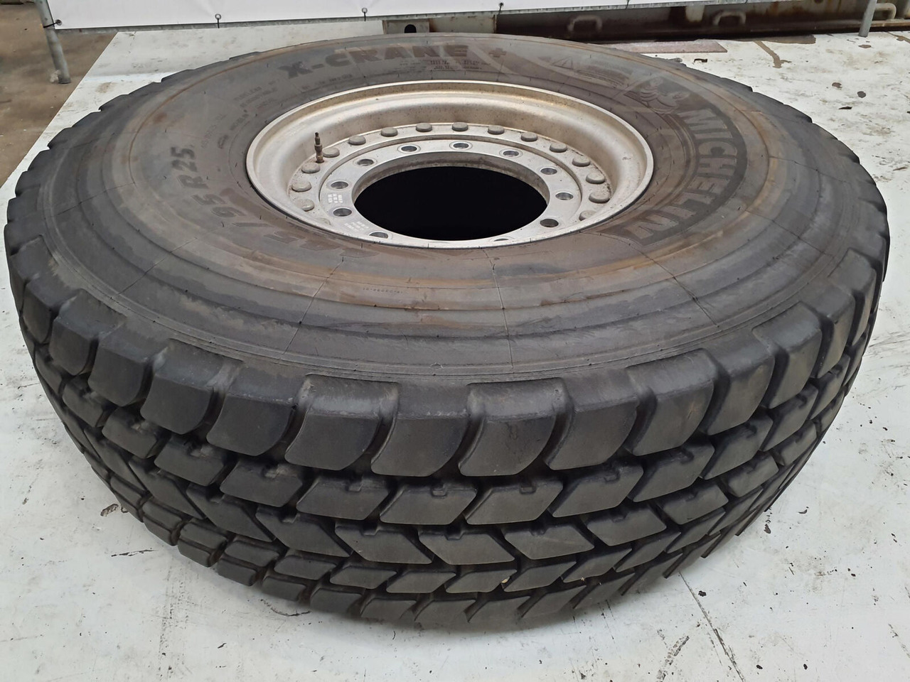 Grove Wheel 445/95R25 12 9 2p alu - Roda completa por Guindaste: foto 1 Grove Wheel 445/95R25 12 9 2p alu - Roda completa por Guindaste: foto 1