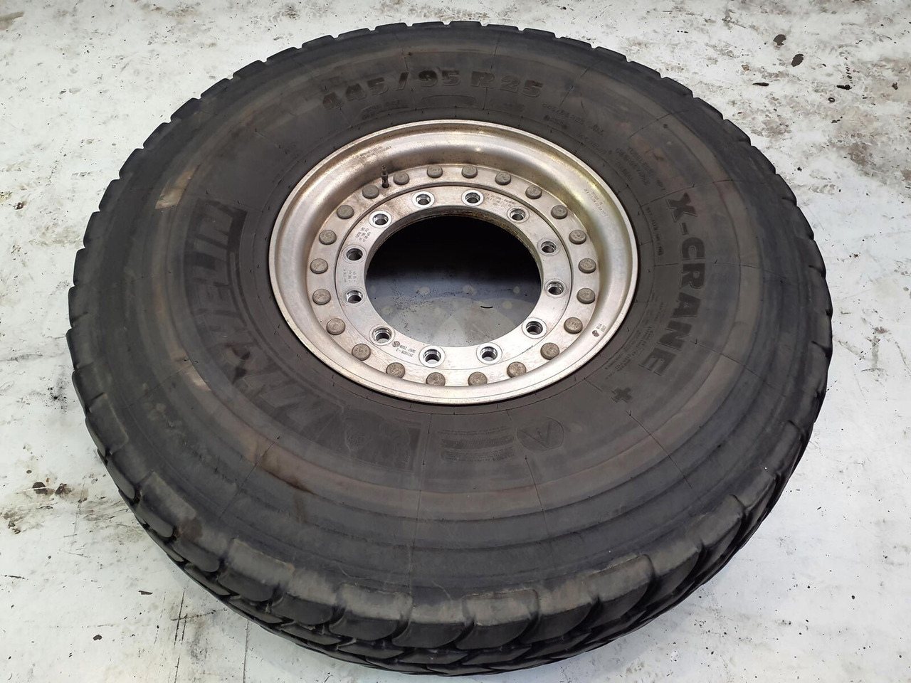 Grove Wheel 445/95R25 12 9 2p alu - Roda completa por Guindaste: foto 3 Grove Wheel 445/95R25 12 9 2p alu - Roda completa por Guindaste: foto 3