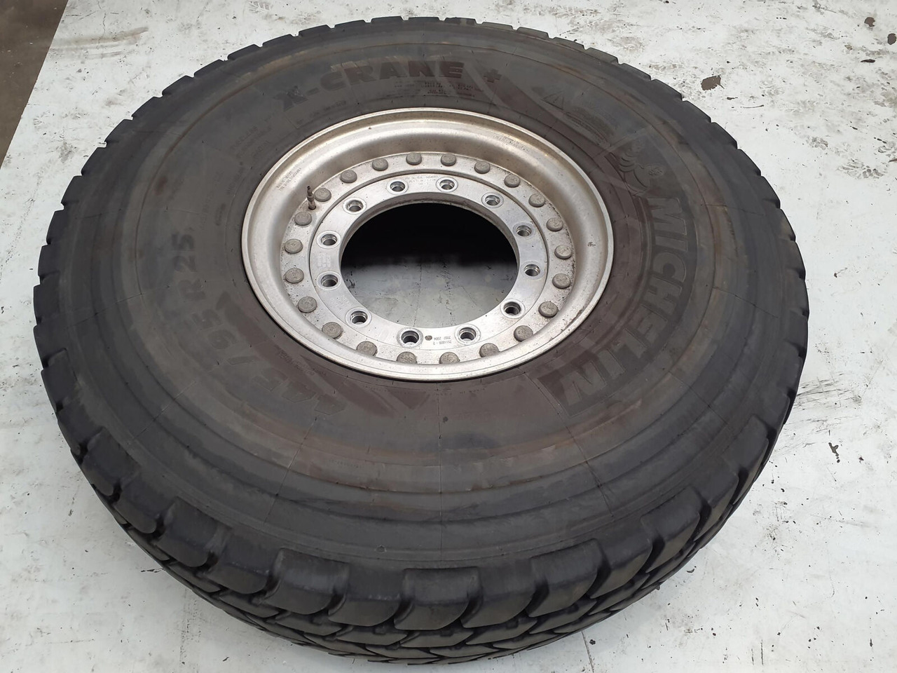 Grove Wheel 445/95R25 12 9 2p alu - Roda completa por Guindaste: foto 2 Grove Wheel 445/95R25 12 9 2p alu - Roda completa por Guindaste: foto 2
