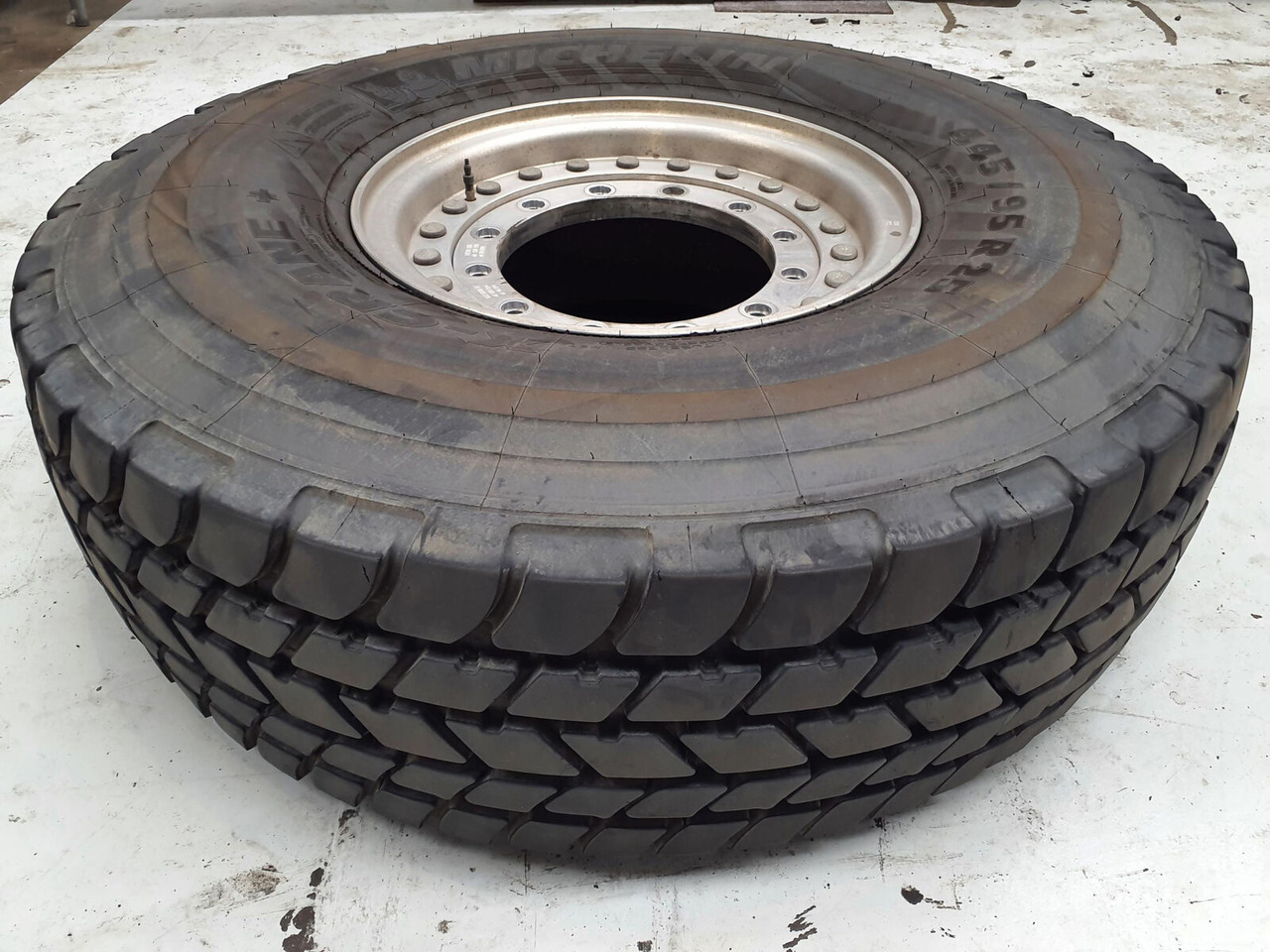 Grove Wheel 445/95R25 12 9 2p alu - Roda completa por Guindaste: foto 1 Grove Wheel 445/95R25 12 9 2p alu - Roda completa por Guindaste: foto 1
