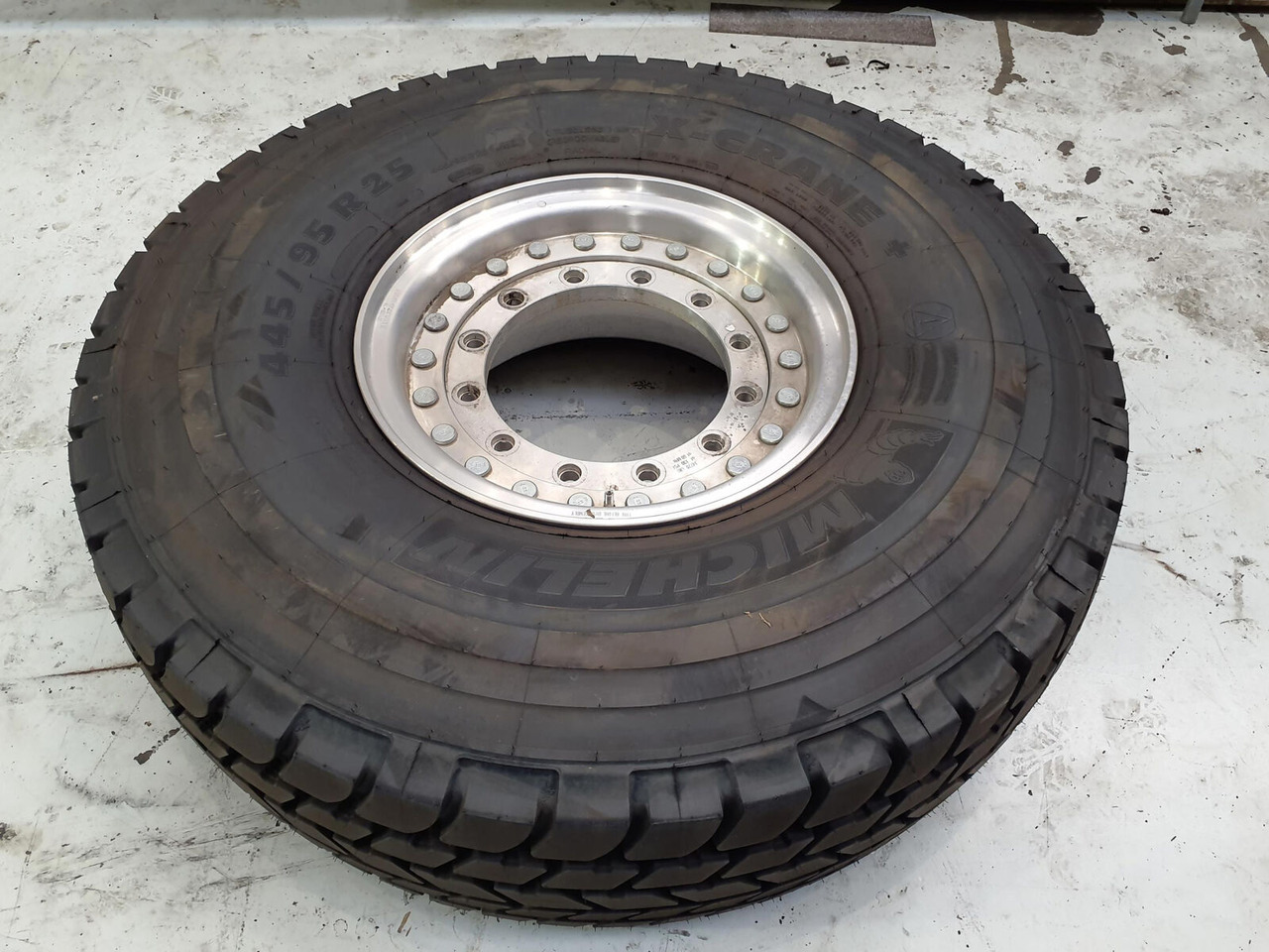 Grove Wheel 445/95R25 12 9 2p alu - Roda completa por Guindaste: foto 3 Grove Wheel 445/95R25 12 9 2p alu - Roda completa por Guindaste: foto 3