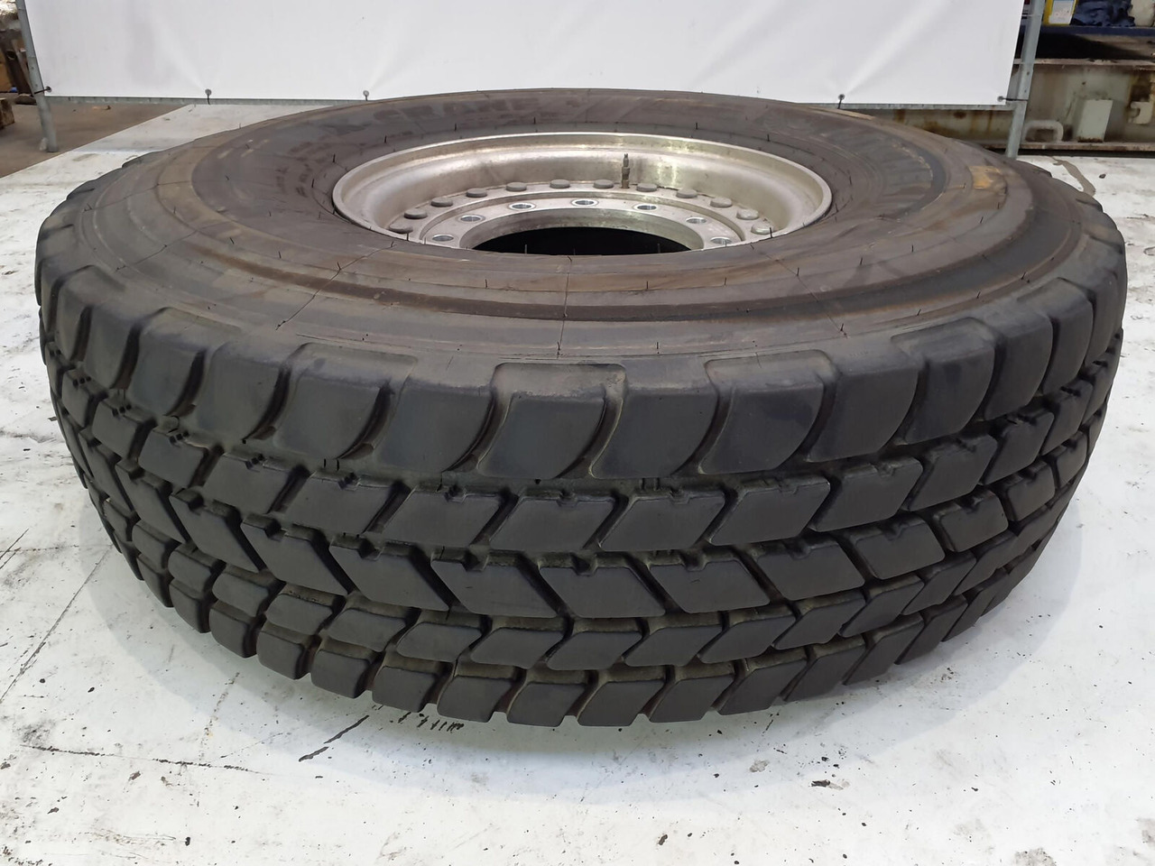 Grove Wheel 445/95R25 12 9 2p alu - Roda completa por Guindaste: foto 1 Grove Wheel 445/95R25 12 9 2p alu - Roda completa por Guindaste: foto 1