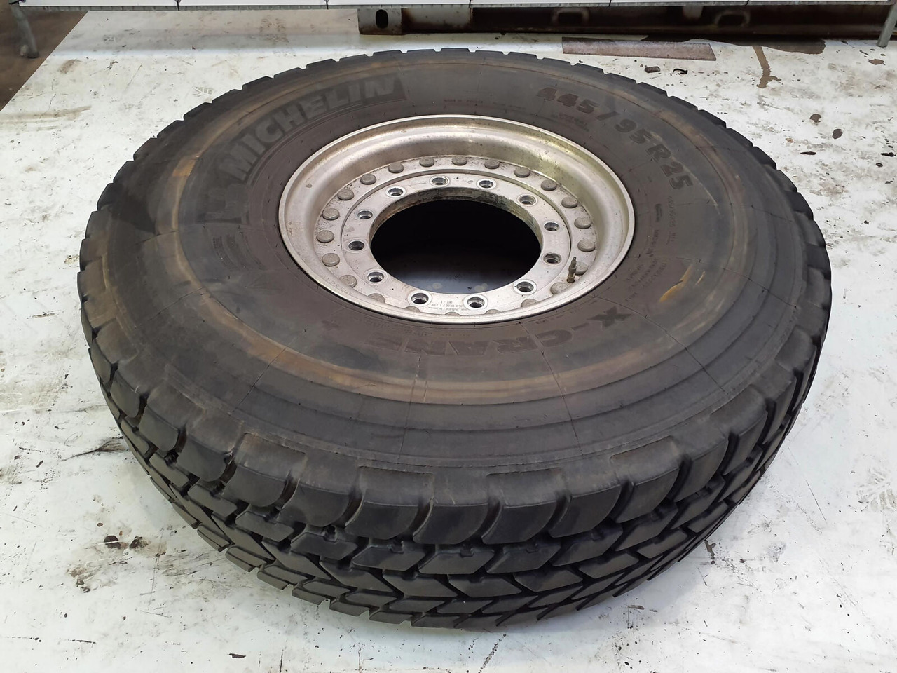 Grove Wheel 445/95R25 12 9 2p alu - Roda completa por Guindaste: foto 2 Grove Wheel 445/95R25 12 9 2p alu - Roda completa por Guindaste: foto 2