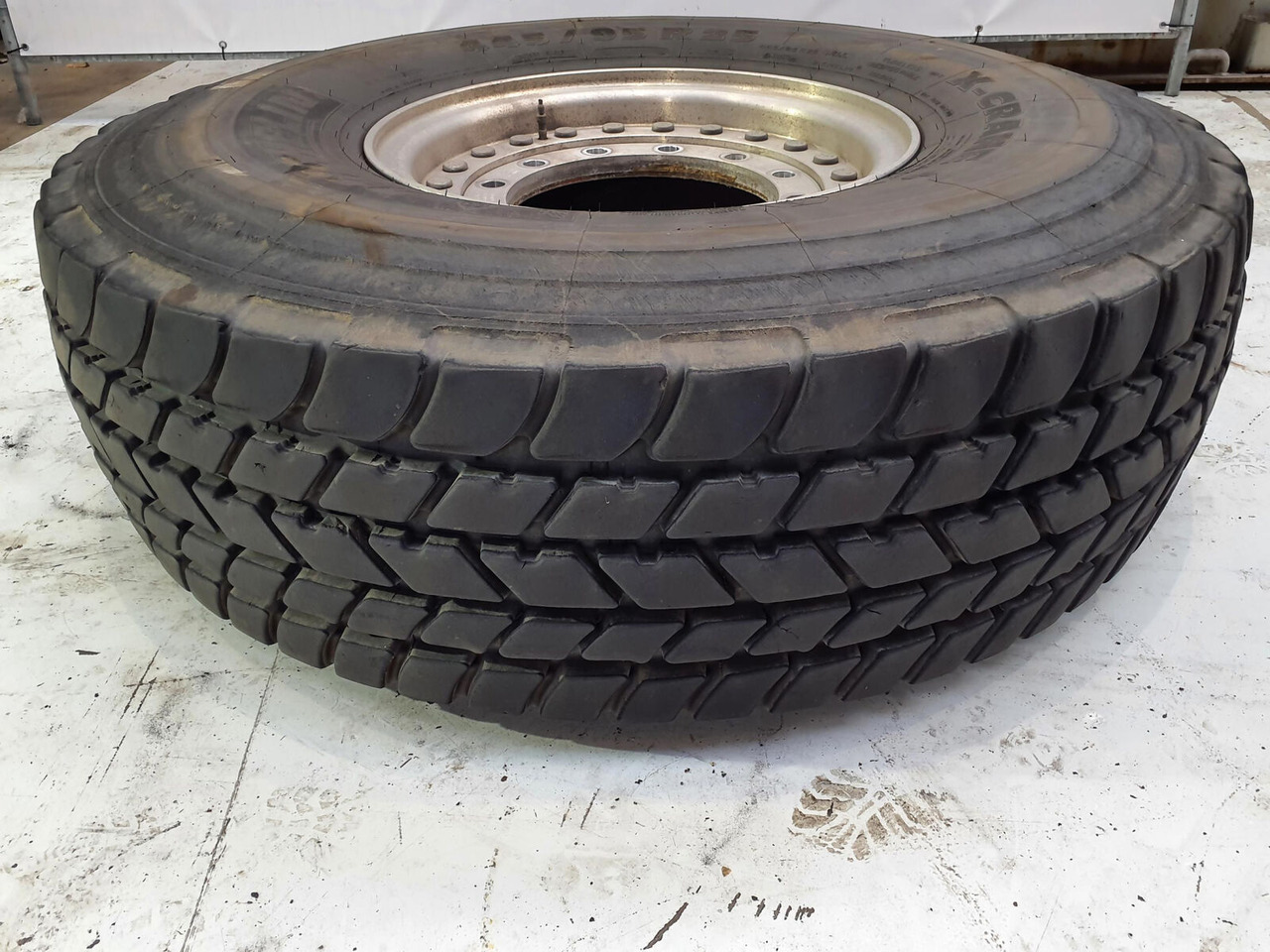 Grove Wheel 445/95R25 12 9 2p alu - Roda completa por Guindaste: foto 1 Grove Wheel 445/95R25 12 9 2p alu - Roda completa por Guindaste: foto 1