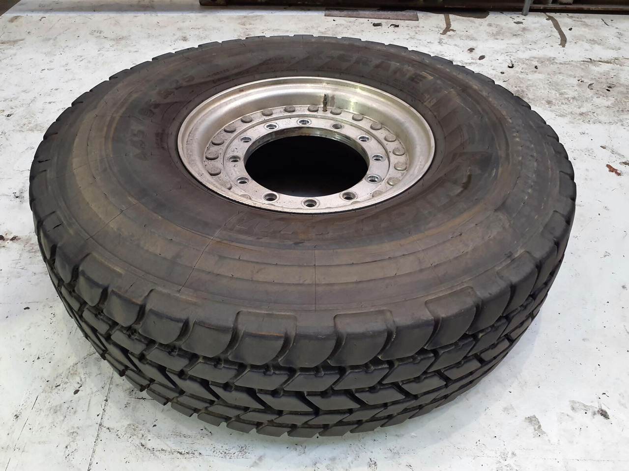 Grove Wheel 445/95R25 12 9 2p alu - Roda completa por Guindaste: foto 2 Grove Wheel 445/95R25 12 9 2p alu - Roda completa por Guindaste: foto 2