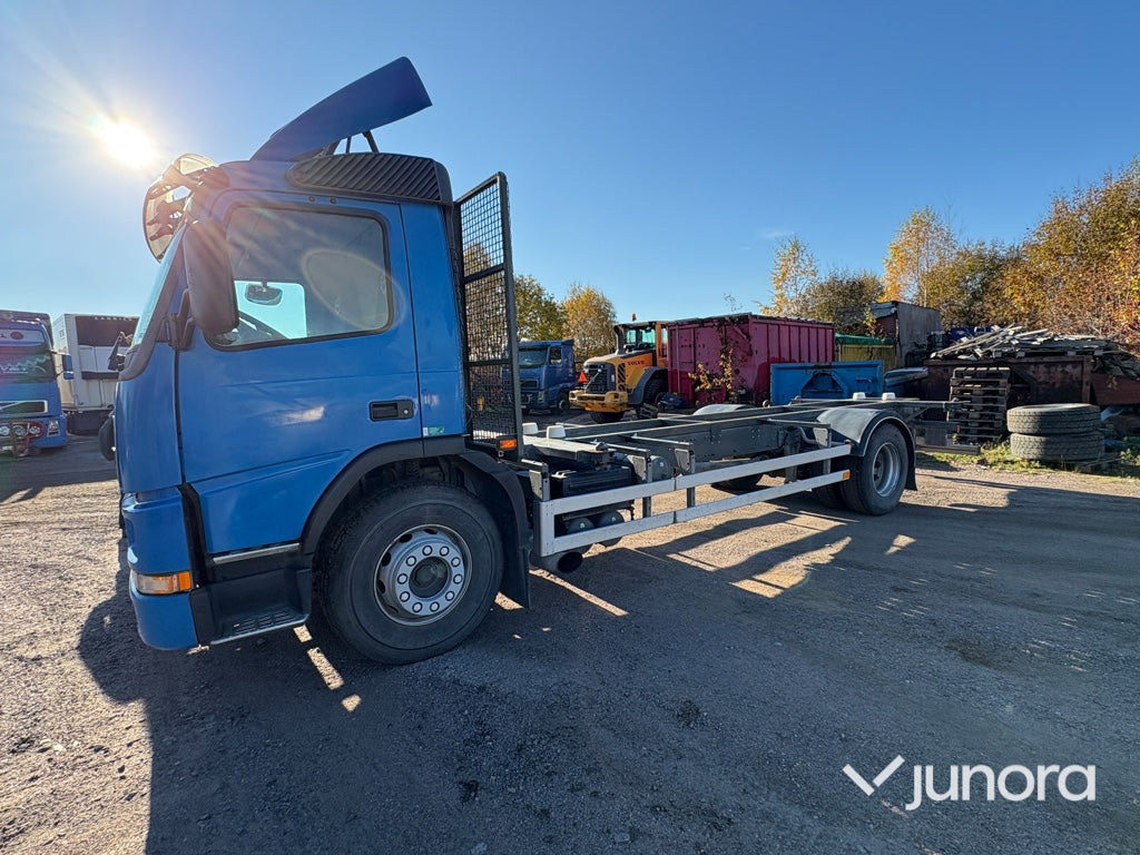 Lastbil - Volvo FM7 4*2 - Camião transportador de contêineres/ Caixa móvel: foto 1 Lastbil - Volvo FM7 4*2 - Camião transportador de contêineres/ Caixa móvel: foto 1