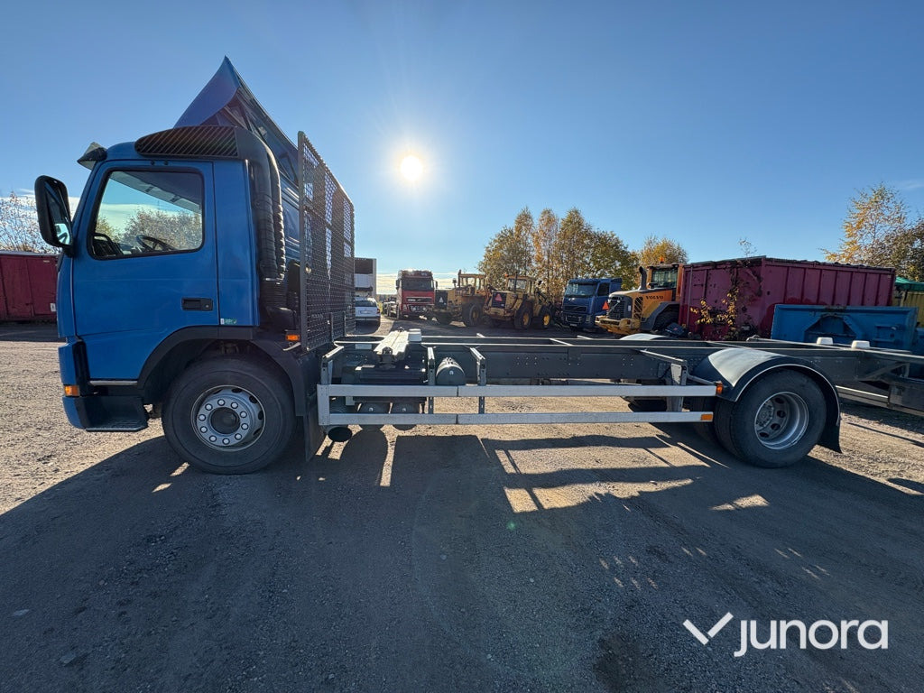 Lastbil - Volvo FM7 4*2 - Camião transportador de contêineres/ Caixa móvel: foto 3 Lastbil - Volvo FM7 4*2 - Camião transportador de contêineres/ Caixa móvel: foto 3