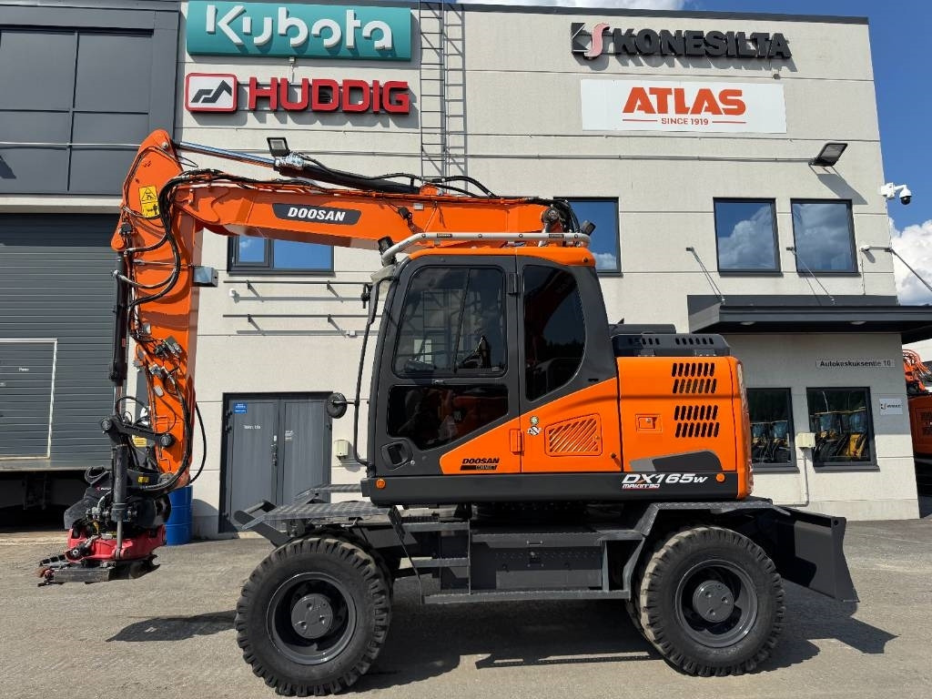 Doosan DX165W-5 PYÖRITTÄJÄLLÄ - Escavadeira de rodas: foto 1 Doosan DX165W-5 PYÖRITTÄJÄLLÄ - Escavadeira de rodas: foto 1