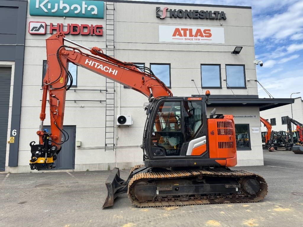 Hitachi ZX135USBL-7 PYÖRITTÄJÄLLÄ - Escavadora de rastos: foto 1 Hitachi ZX135USBL-7 PYÖRITTÄJÄLLÄ - Escavadora de rastos: foto 1