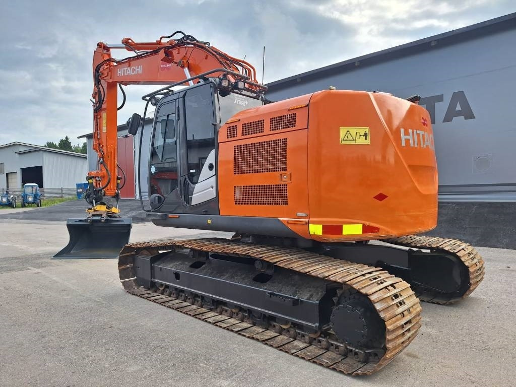 Hitachi ZX225USLC-5 PYÖRITTÄJÄLLÄ - Escavadora de rastos: foto 2 Hitachi ZX225USLC-5 PYÖRITTÄJÄLLÄ - Escavadora de rastos: foto 2