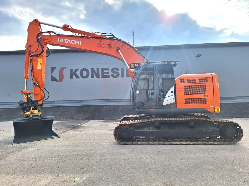 Hitachi ZX225USLC-5 PYÖRITTÄJÄLLÄ - Escavadora de rastos: foto 1 Hitachi ZX225USLC-5 PYÖRITTÄJÄLLÄ - Escavadora de rastos: foto 1