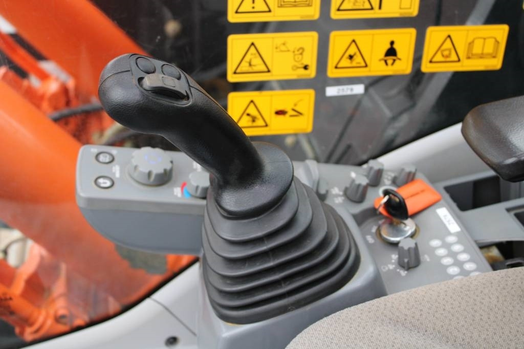 Escavadora de rastos Hitachi ZX225USLC-6 PYÖRITTÄJÄLLÄ: foto 16
