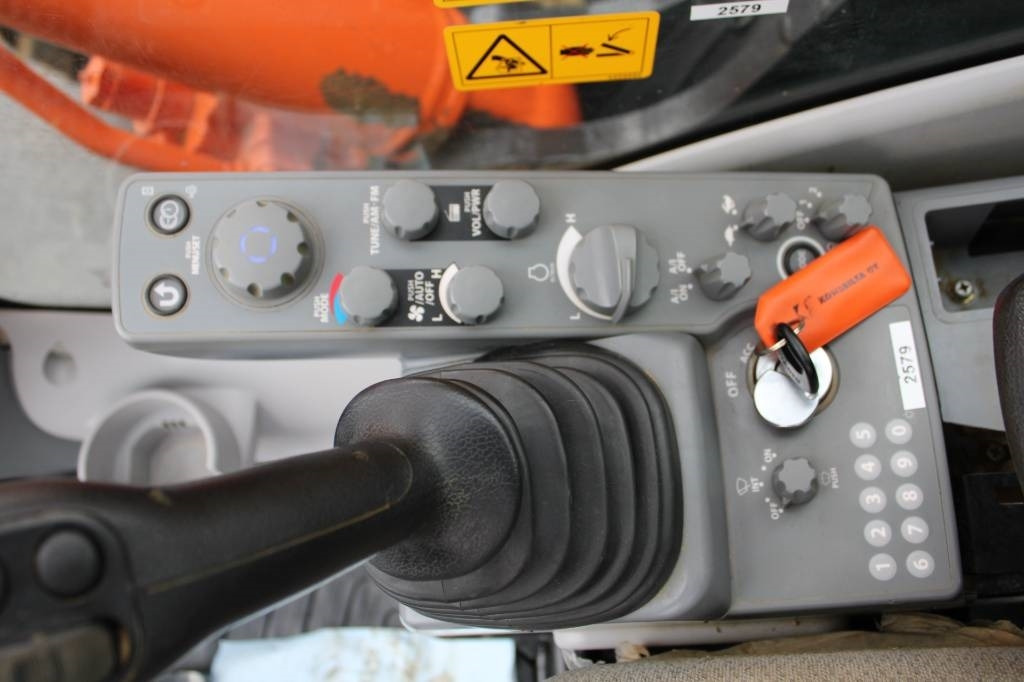 Escavadora de rastos Hitachi ZX225USLC-6 PYÖRITTÄJÄLLÄ: foto 18