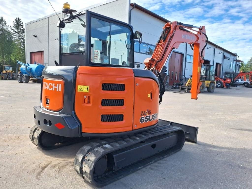 Hitachi ZX65USB-5 - Mini escavadeira: foto 4 Hitachi ZX65USB-5 - Mini escavadeira: foto 4