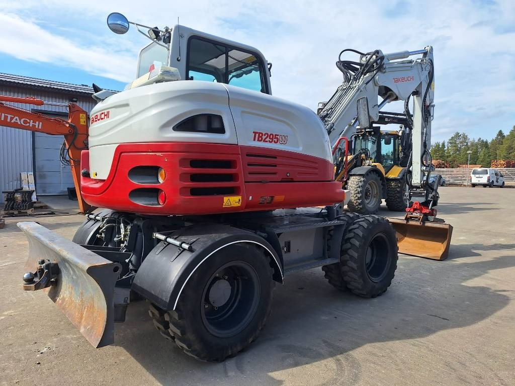 Takeuchi TB295W KÄRRY, PYÖRITTÄJÄ, 5-KAUHAA - Escavadeira de rodas: foto 4 Takeuchi TB295W KÄRRY, PYÖRITTÄJÄ, 5-KAUHAA - Escavadeira de rodas: foto 4
