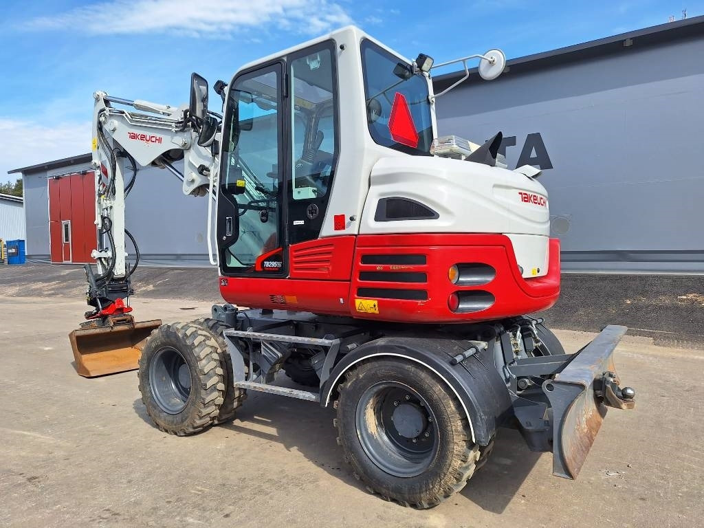 Takeuchi TB295W KÄRRY, PYÖRITTÄJÄ, 5-KAUHAA - Escavadeira de rodas: foto 2 Takeuchi TB295W KÄRRY, PYÖRITTÄJÄ, 5-KAUHAA - Escavadeira de rodas: foto 2