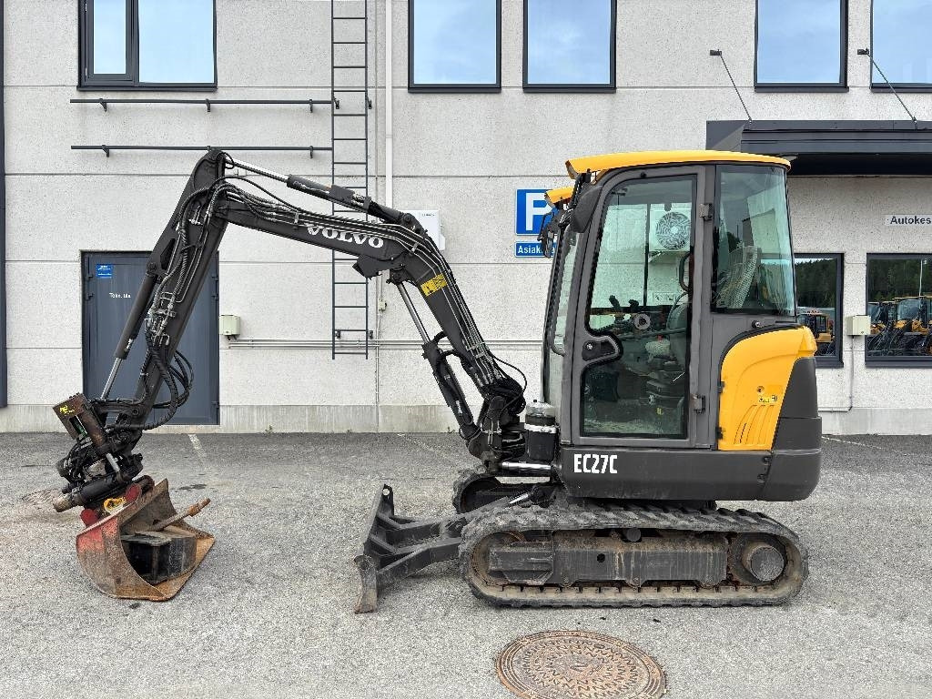 Volvo EC27C PYÖRITTÄJÄLLÄ - Mini escavadeira: foto 1 Volvo EC27C PYÖRITTÄJÄLLÄ - Mini escavadeira: foto 1