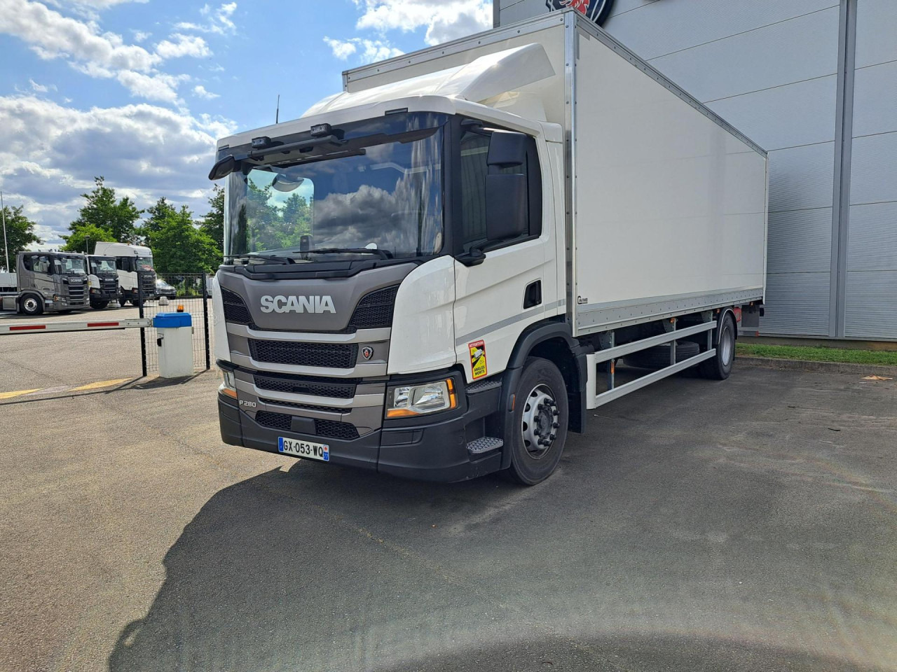 SCANIA SCANIA P280 4x2 Fourgon Hayon - Camião chassi: foto 1 SCANIA SCANIA P280 4x2 Fourgon Hayon - Camião chassi: foto 1