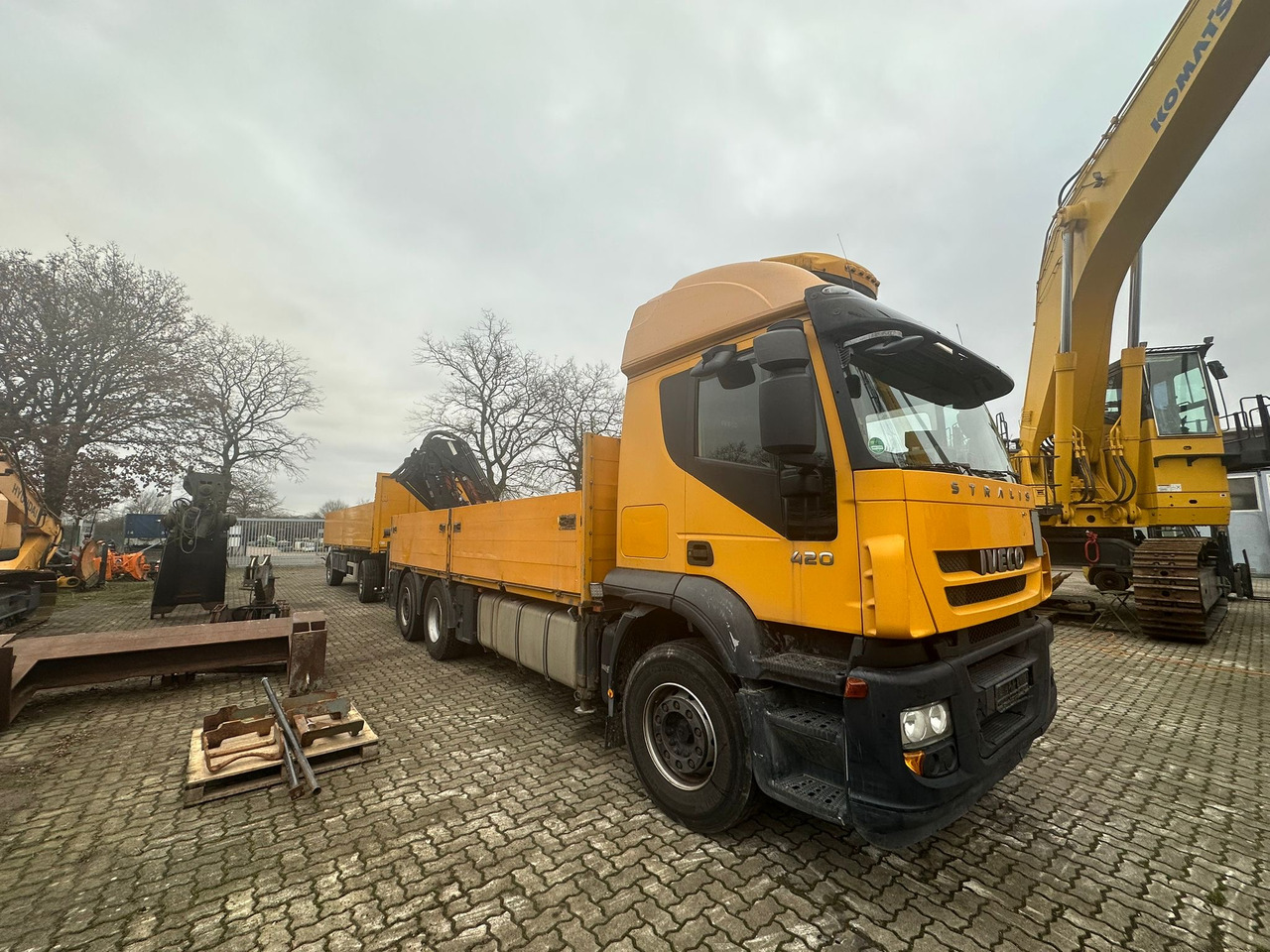 IVECO STRALIS 420 truck open box with TEREX loading crane 290.2E-A3 - Camião polibenne, Camião grua: foto 2 IVECO STRALIS 420 truck open box with TEREX loading crane 290.2E-A3 - Camião polibenne, Camião grua: foto 2
