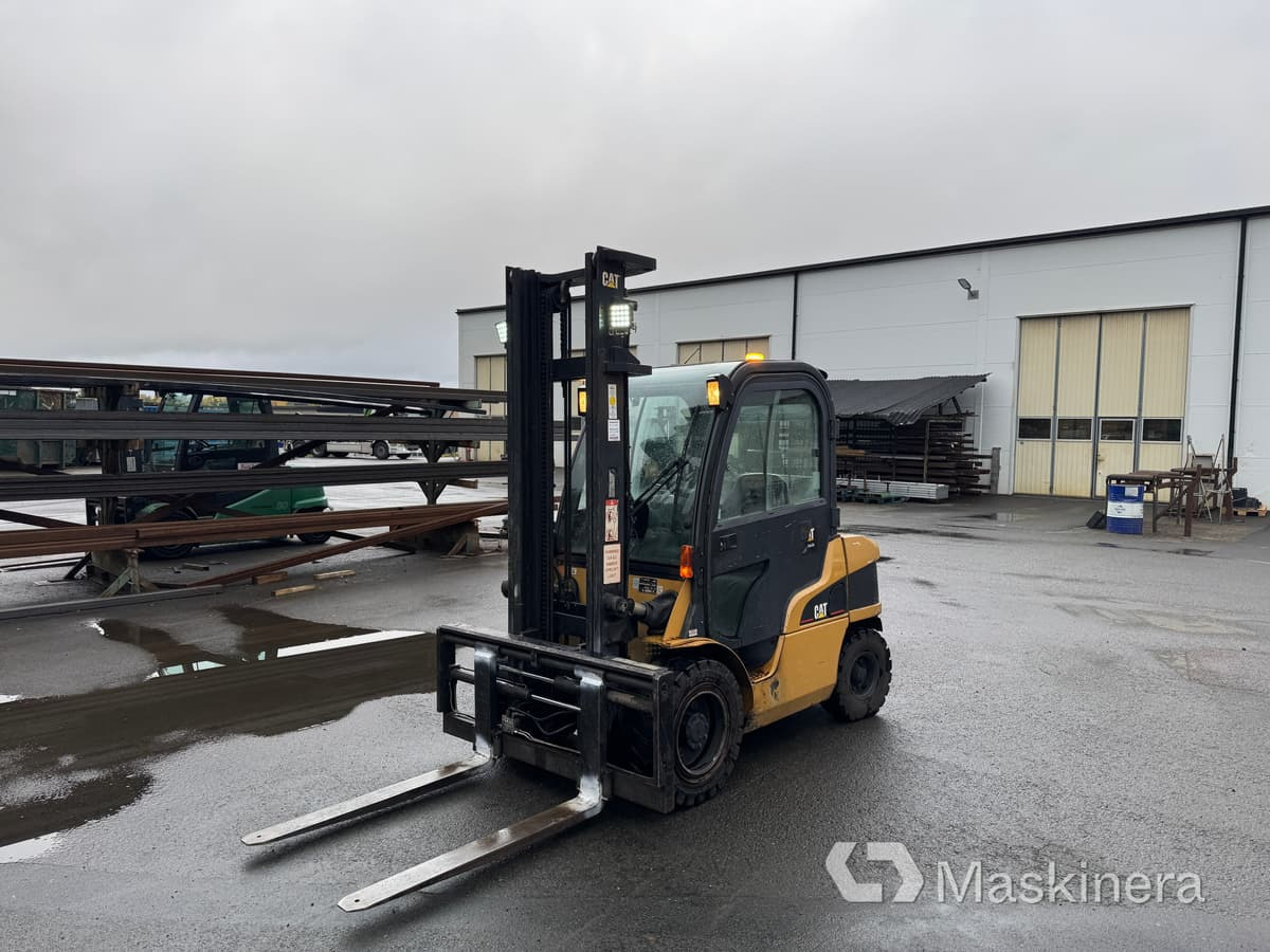 Dieseltruck CAT DP30N - Empilhadeira a diesel: foto 1 Dieseltruck CAT DP30N - Empilhadeira a diesel: foto 1