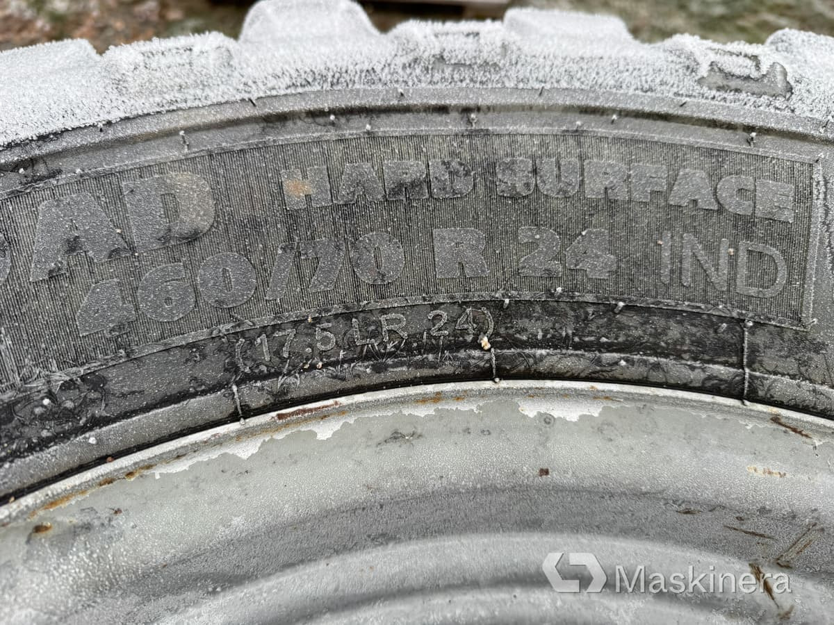 Entreprenaddäck på fälg med dubbar - Roda completa por Máquina de construção: foto 5 Entreprenaddäck på fälg med dubbar - Roda completa por Máquina de construção: foto 5