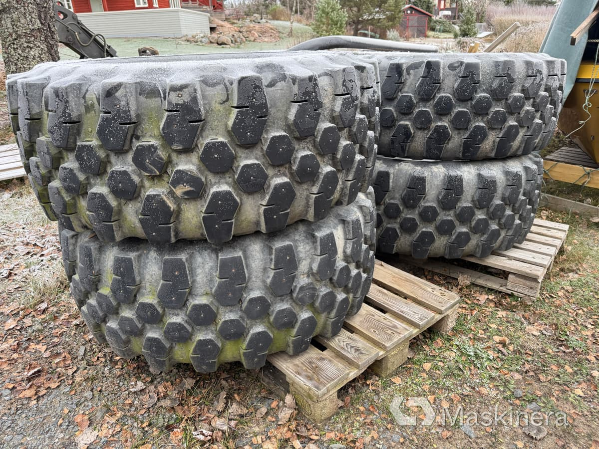 Entreprenaddäck på fälg med dubbar - Roda completa por Máquina de construção: foto 4 Entreprenaddäck på fälg med dubbar - Roda completa por Máquina de construção: foto 4