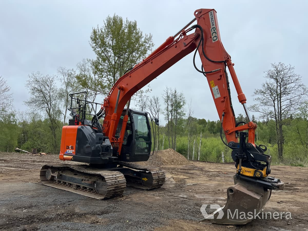 Grävmaskin Hitachi ZX135US-6 med tillbehör - Escavadora de rastos: foto 3 Grävmaskin Hitachi ZX135US-6 med tillbehör - Escavadora de rastos: foto 3
