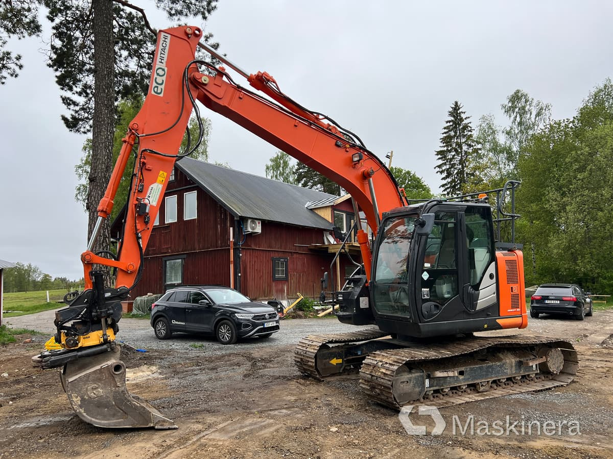 Grävmaskin Hitachi ZX135US-6 med tillbehör - Escavadora de rastos: foto 1 Grävmaskin Hitachi ZX135US-6 med tillbehör - Escavadora de rastos: foto 1