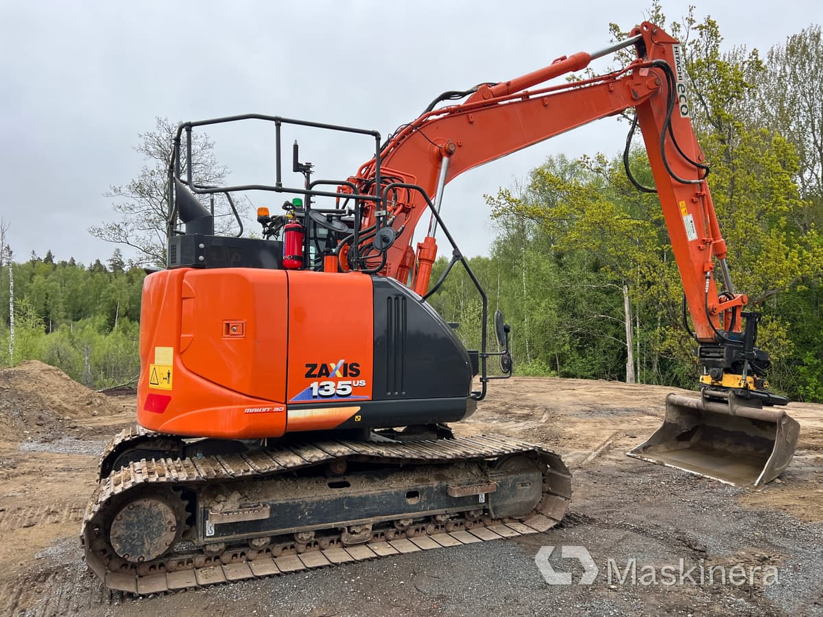 Grävmaskin Hitachi ZX135US-6 med tillbehör - Escavadora de rastos: foto 4 Grävmaskin Hitachi ZX135US-6 med tillbehör - Escavadora de rastos: foto 4