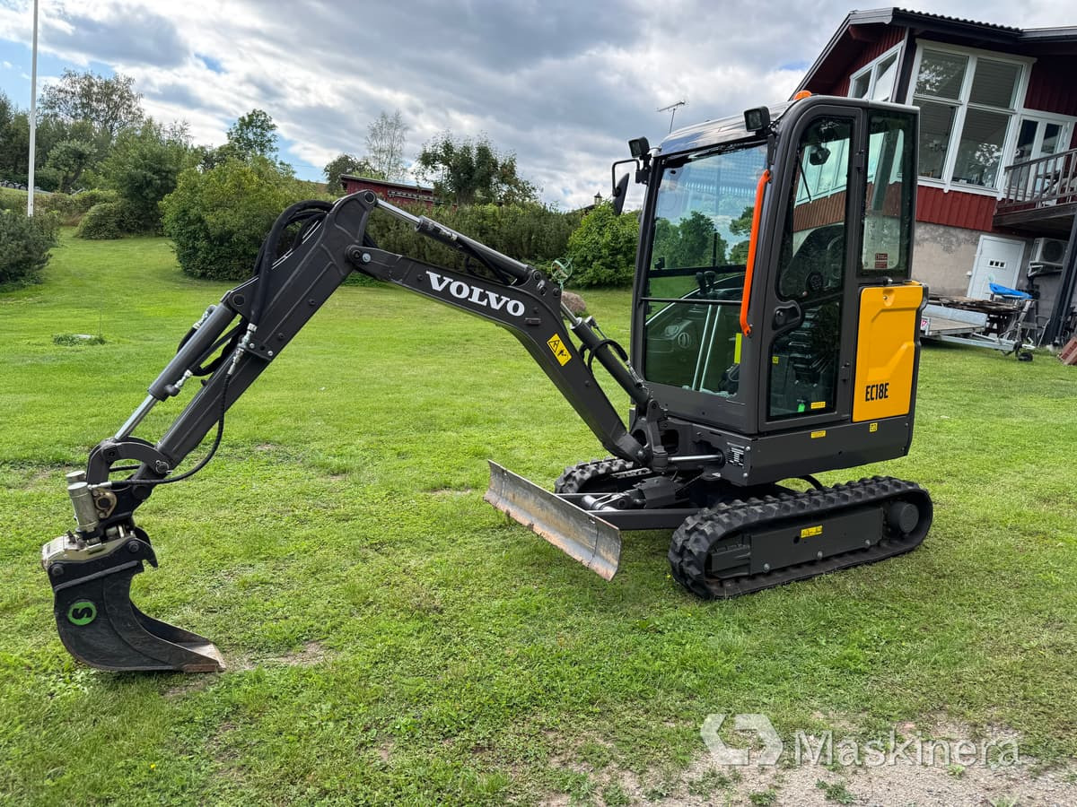 Minigrävare Volvo EC18R Minigrävare Volvo EC18E med trailer - Escavadora de rastos: foto 1 Minigrävare Volvo EC18R Minigrävare Volvo EC18E med trailer - Escavadora de rastos: foto 1
