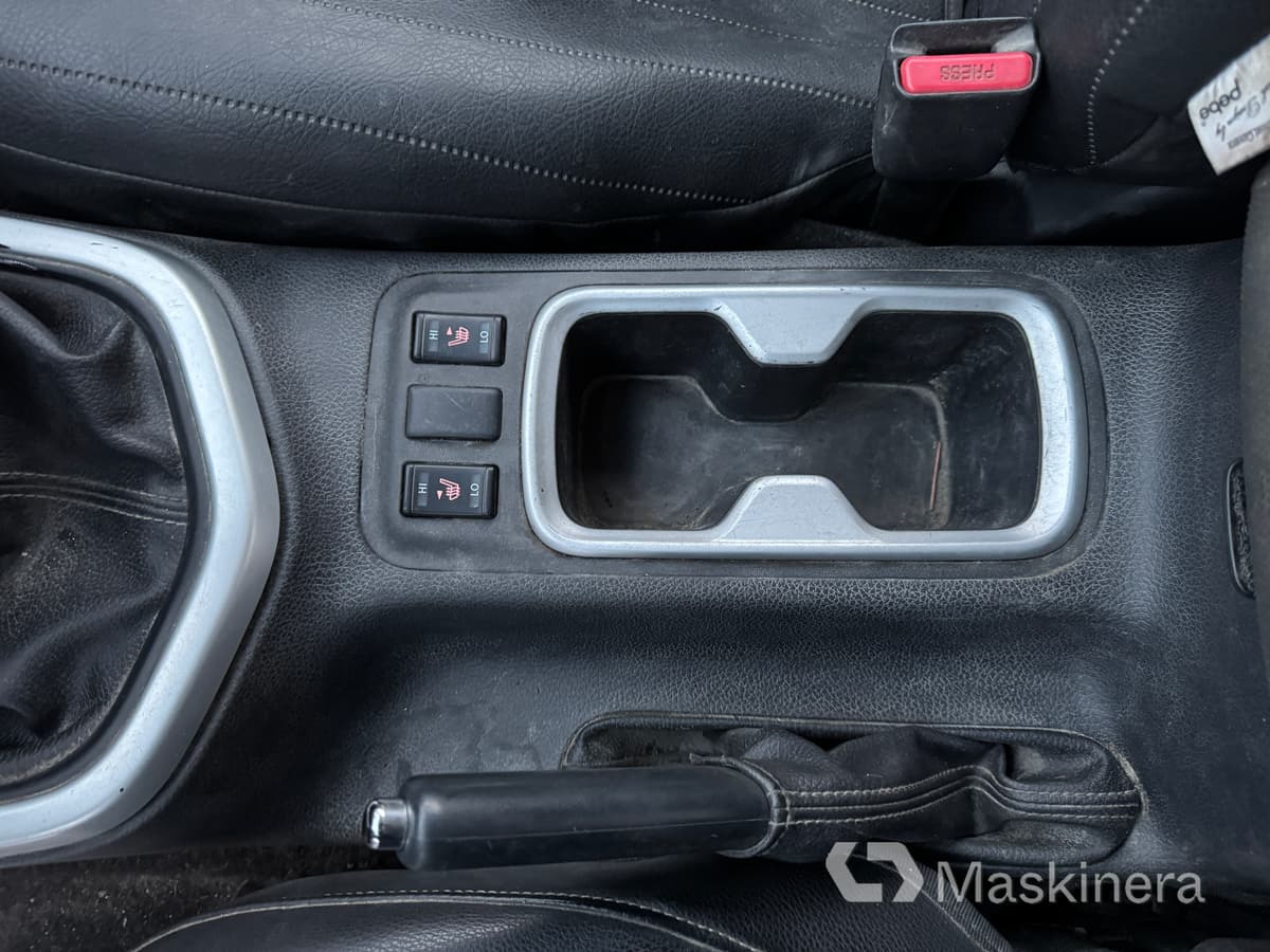 Furgão compacto Pickup Nissan Navara med flak: foto 18 Furgão compacto Pickup Nissan Navara med flak: foto 18