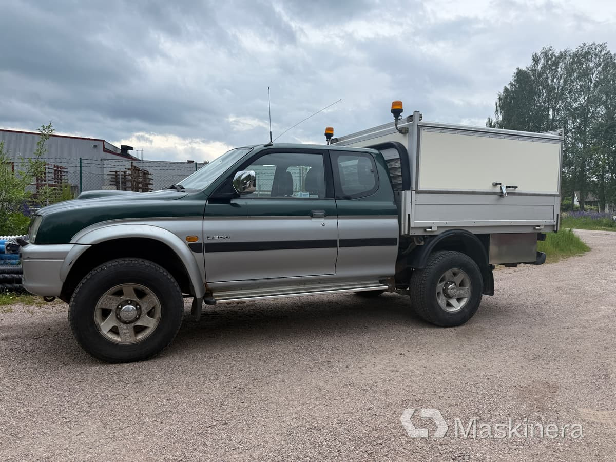 Pickup med skåp Mitsubishi L200 Club Cab 2.5 4x4 - Furgão compacto: foto 1 Pickup med skåp Mitsubishi L200 Club Cab 2.5 4x4 - Furgão compacto: foto 1