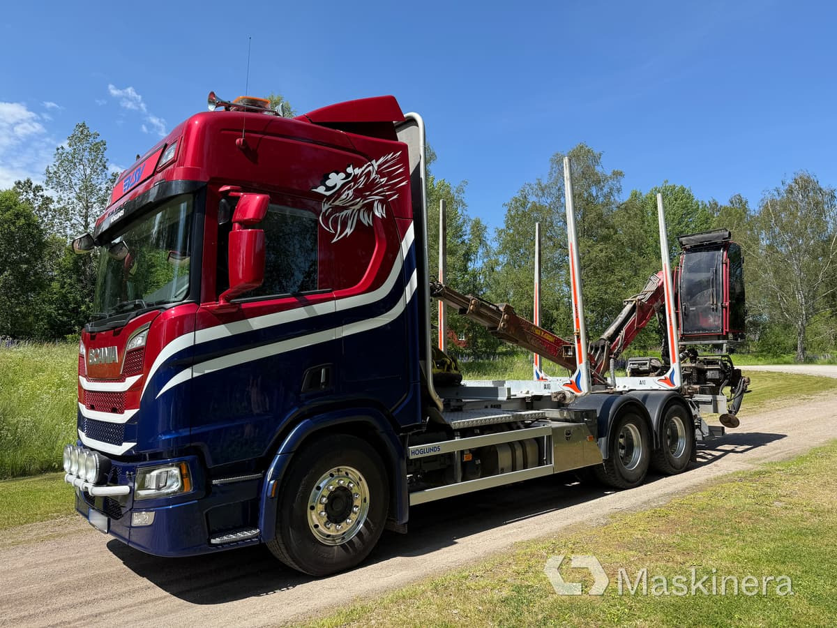 Timmerbil Scania R650B 6x4 NB med kran - Camião de transporte de madeira, Camião grua: foto 1 Timmerbil Scania R650B 6x4 NB med kran - Camião de transporte de madeira, Camião grua: foto 1