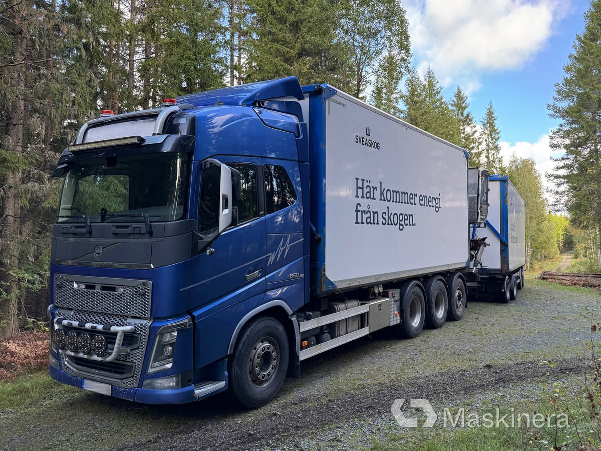 Flisbil Volvo FH16 8X4 med kran & sidtipp - Tractor, Reboque basculante: foto 1 Flisbil Volvo FH16 8X4 med kran & sidtipp - Tractor, Reboque basculante: foto 1