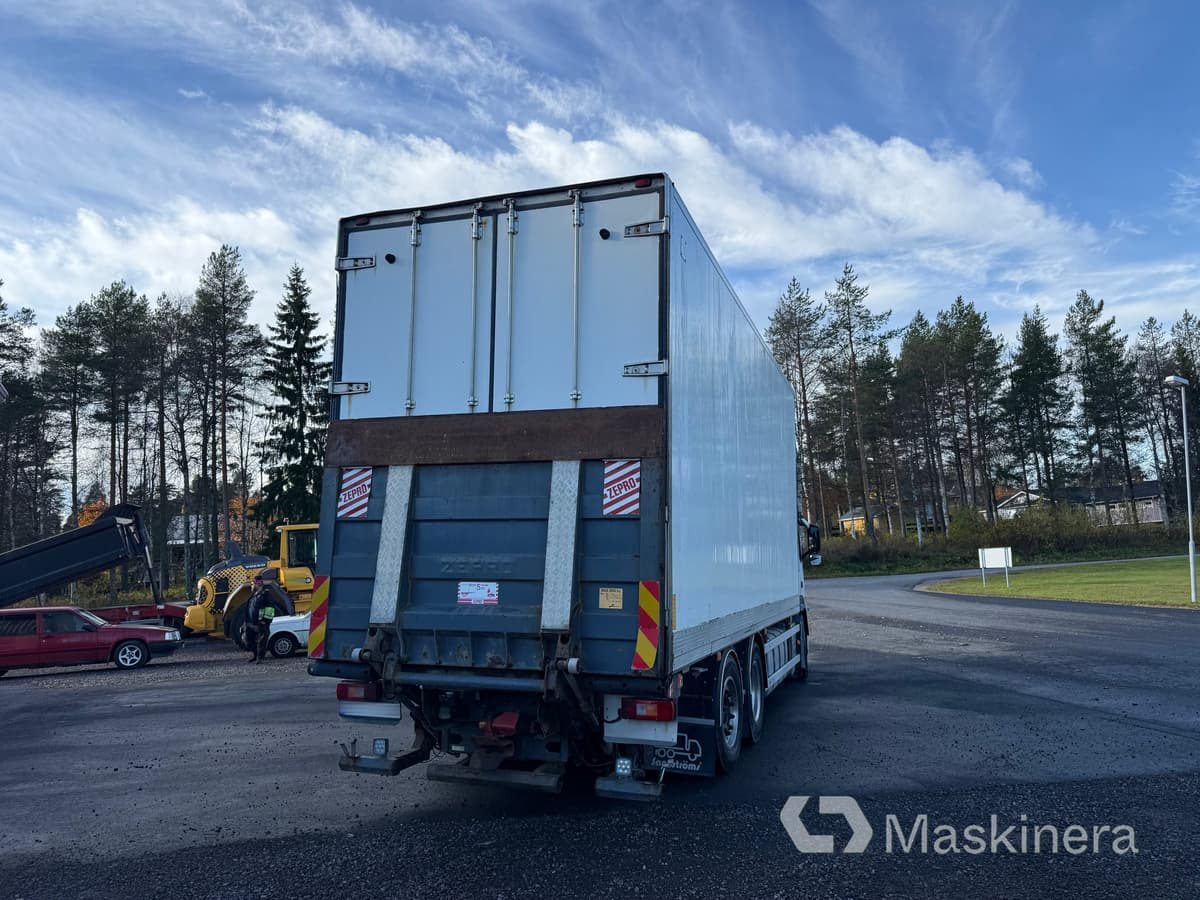 Volvo FM Skåpbil 6x2 - Camião furgão: foto 2 Volvo FM Skåpbil 6x2 - Camião furgão: foto 2