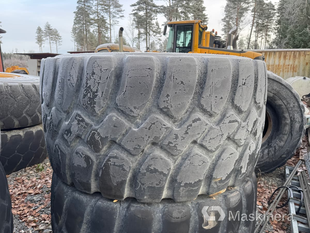 Volvo L150 Däck - Pneu por Máquina de construção: foto 1 Volvo L150 Däck - Pneu por Máquina de construção: foto 1