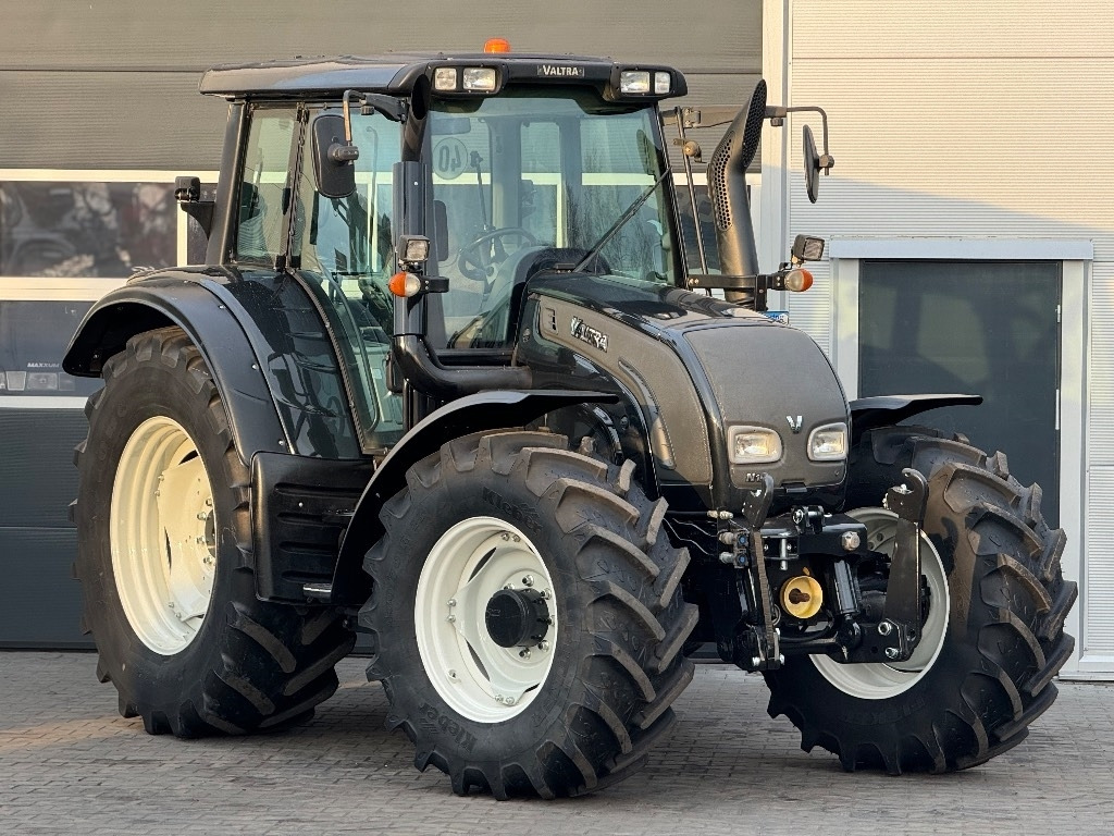 Valtra N 122 V - Trator: foto 2 Valtra N 122 V - Trator: foto 2