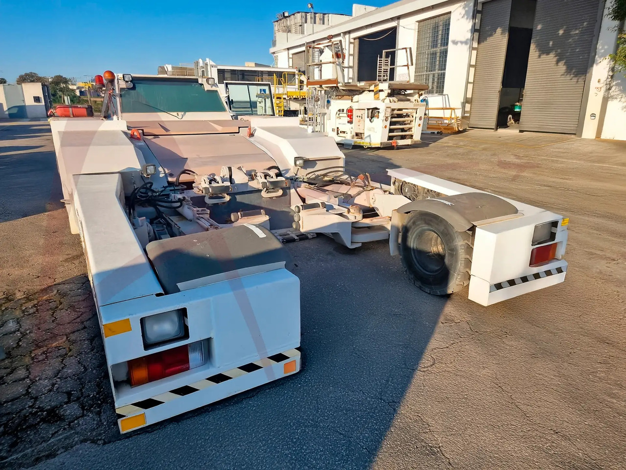 JBT EXPEDITER 160 - Trator de push-back: foto 2 JBT EXPEDITER 160 - Trator de push-back: foto 2