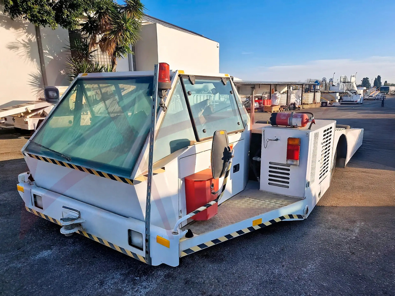 JBT EXPEDITER 160 - Trator de push-back: foto 1 JBT EXPEDITER 160 - Trator de push-back: foto 1