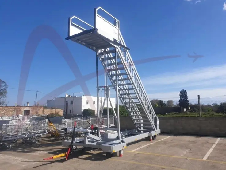 MASTER EQUIPMENT STR710-14 - Escada de passageiros: foto 3 MASTER EQUIPMENT STR710-14 - Escada de passageiros: foto 3