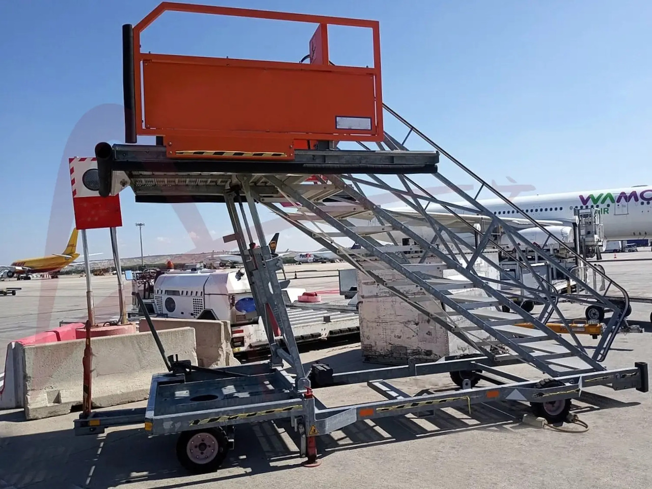 MASTER EQUIPMENT STR716 - Escada de passageiros: foto 1 MASTER EQUIPMENT STR716 - Escada de passageiros: foto 1